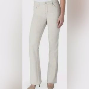 Ivory colored ‘Signature’ boot-cut jeans, by Levi’s, Size 16. NWOT